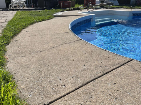 Redressement d’un trottoir de piscine avant
