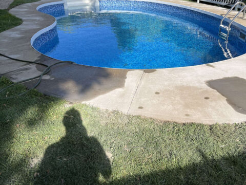 Redressement d’un trottoir de piscine après